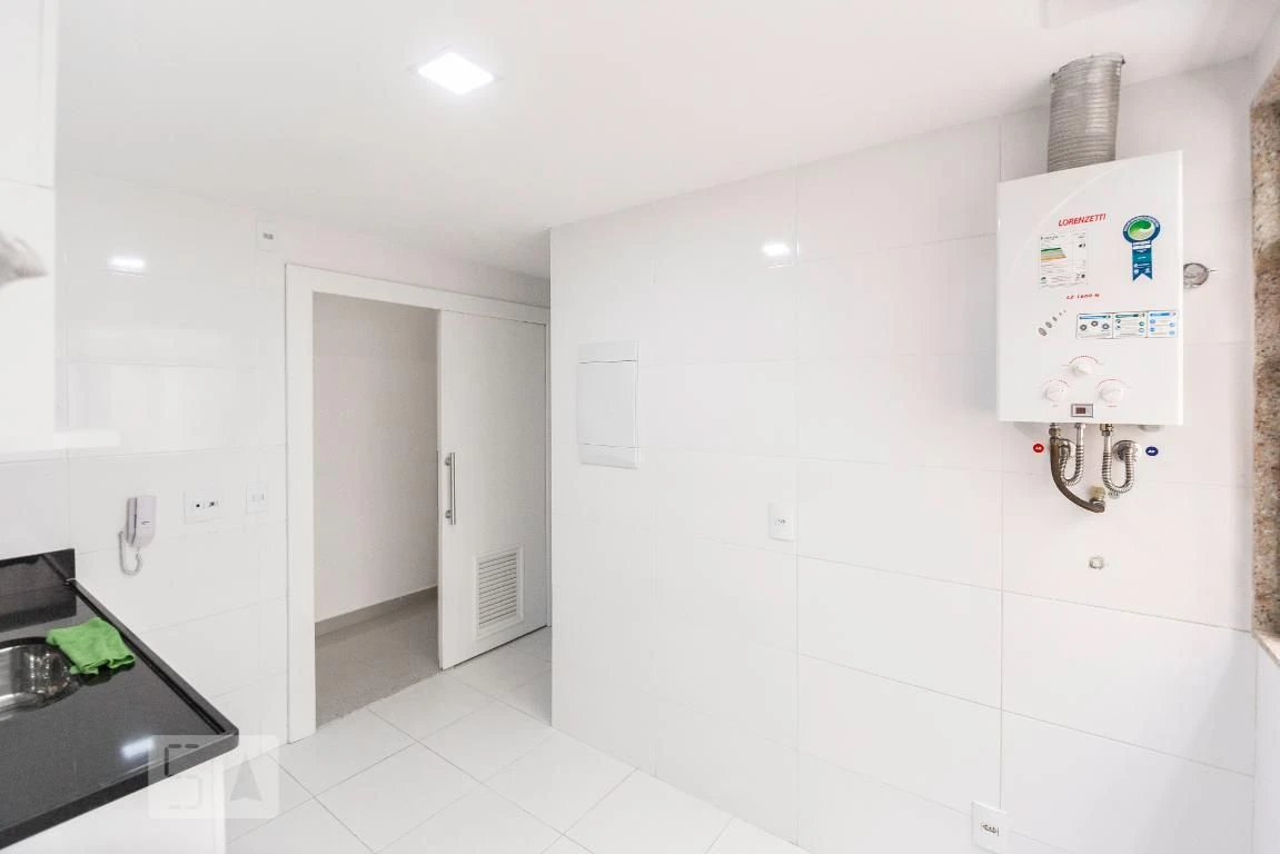 Unfurnished 3-bedroom apartment with a private BBQ — photo 12