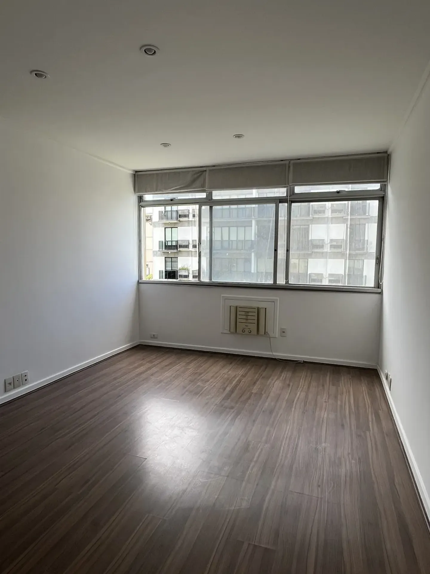 Wood or laminate floors in a 2-bedroom apartment, 80 m²