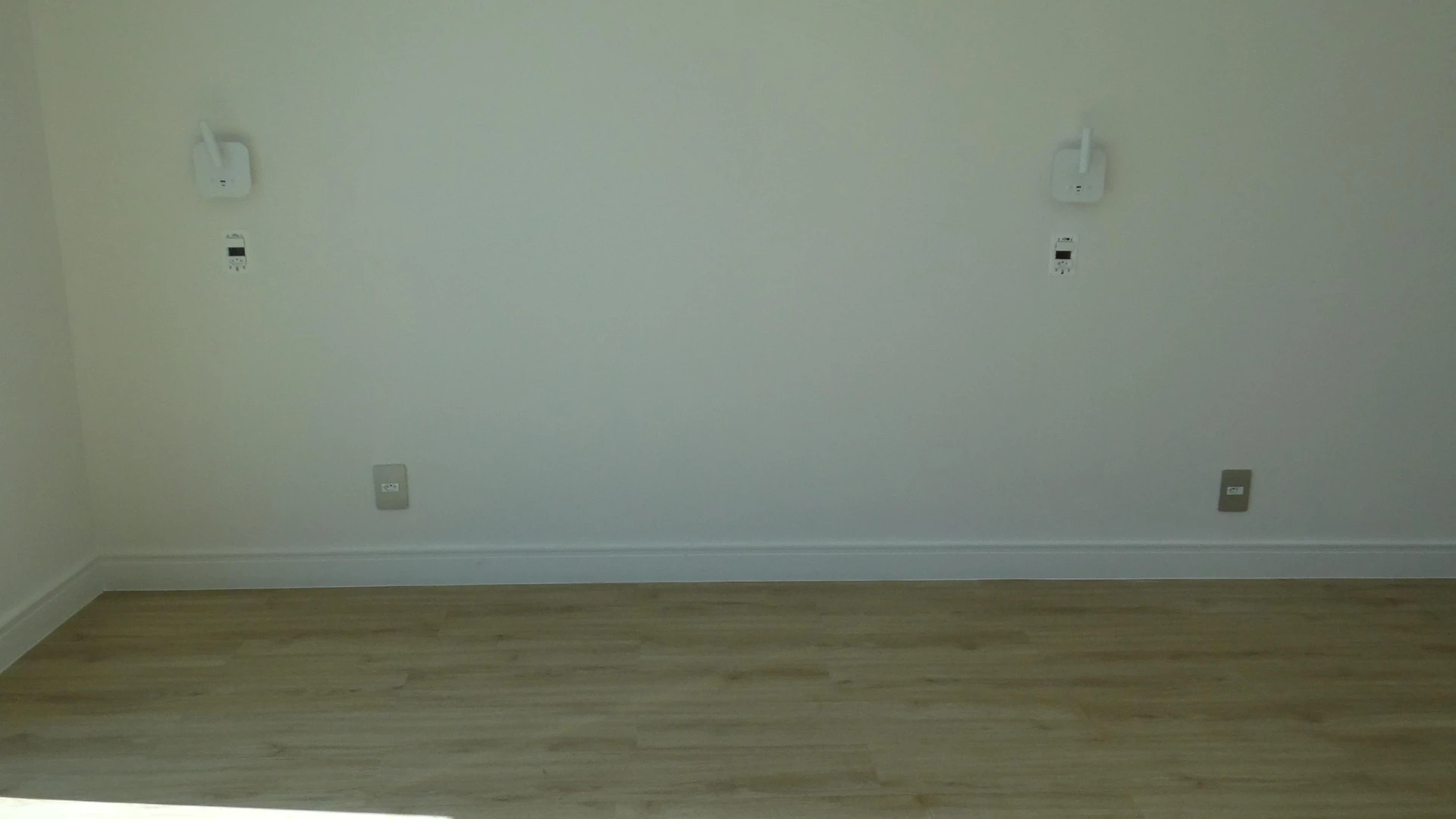 Casa de 384 m² com janelas do piso ao teto e varanda gourmet — photo 98