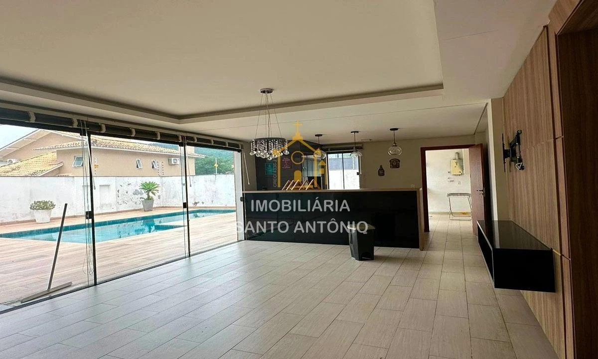 Glass-enclosed balcony in a 3-bedroom house, 300 m² — photo 18