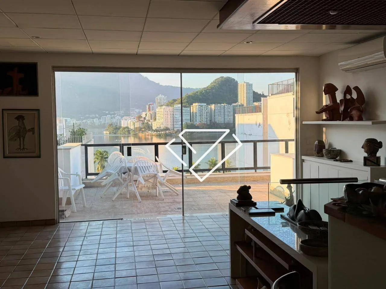 Penthouse with 3 bedrooms, 4 bathrooms and enclosed balcony — photo 13