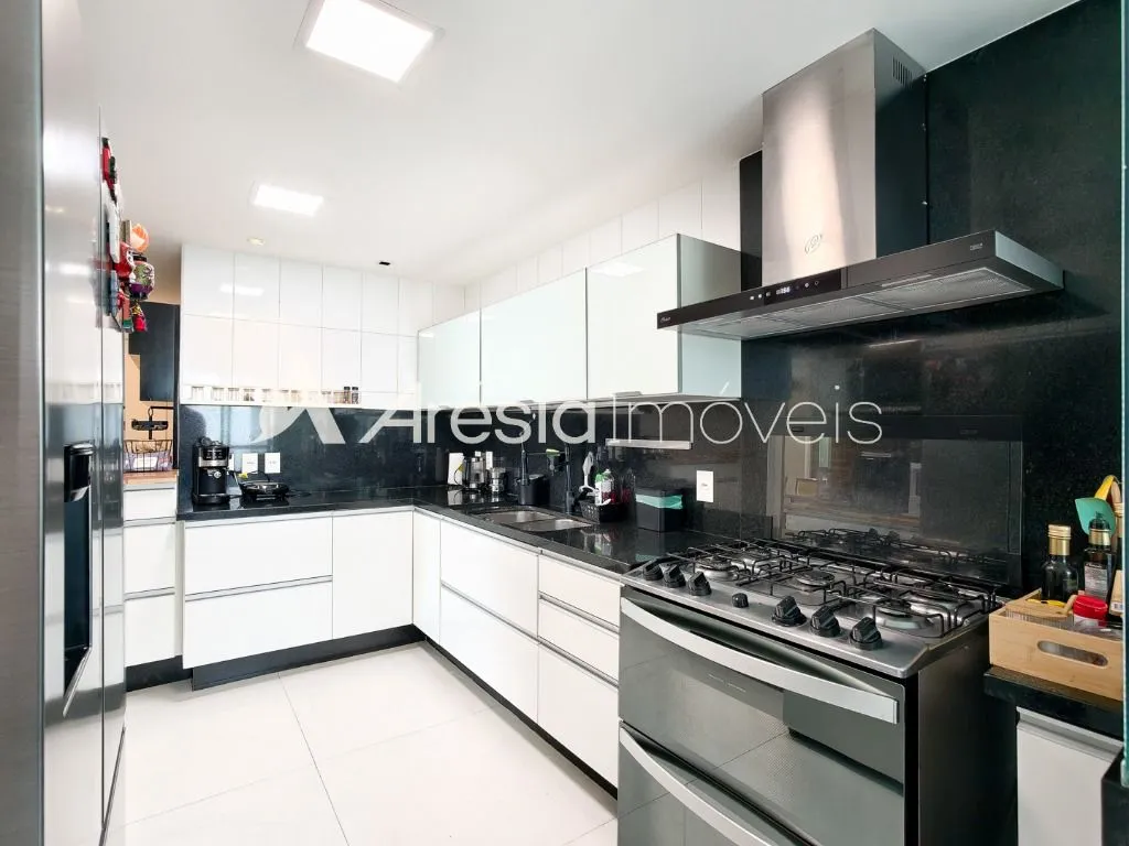 Balcony with a grill in a 4-bedroom apartment, 178 m² — photo 17