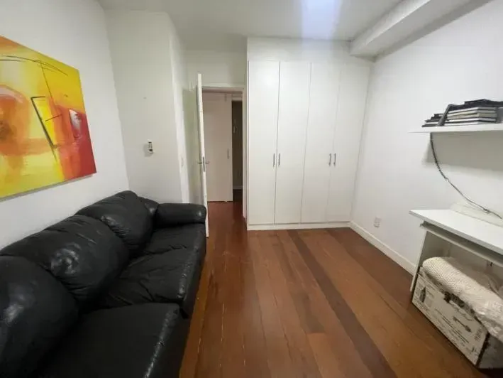 Apartment with 4 bedrooms and a glassed-in balcony — photo 20
