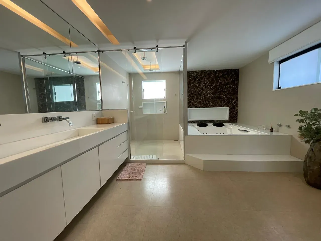 760 m² house with a private pool and a jacuzzi — photo 25