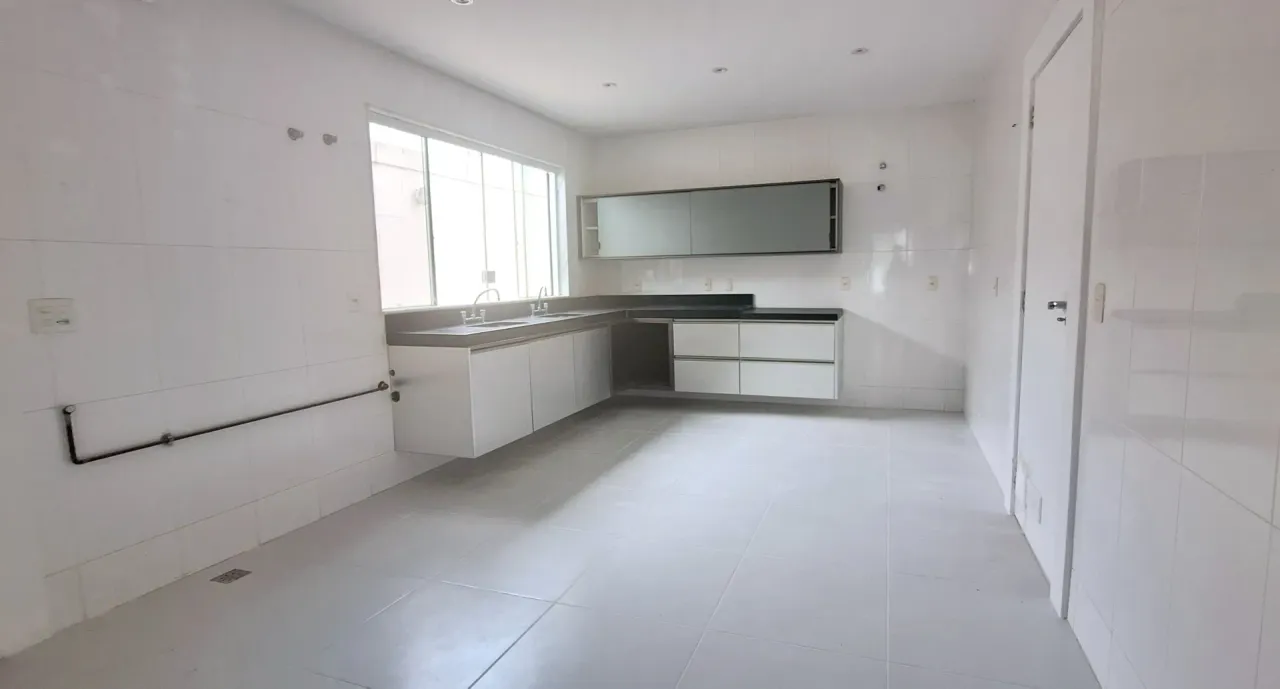 House with 900 m², 5 bedrooms and 4 parking spots — photo 17