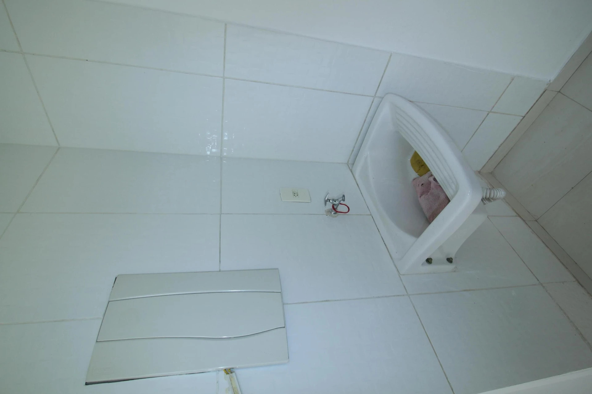 2-bedroom apartment with 1 bathroom and condo pool — photo 38