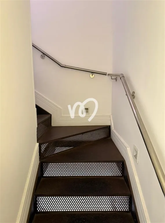 Balcony with a grill in a 5-bedroom house, 280 m² — photo 12