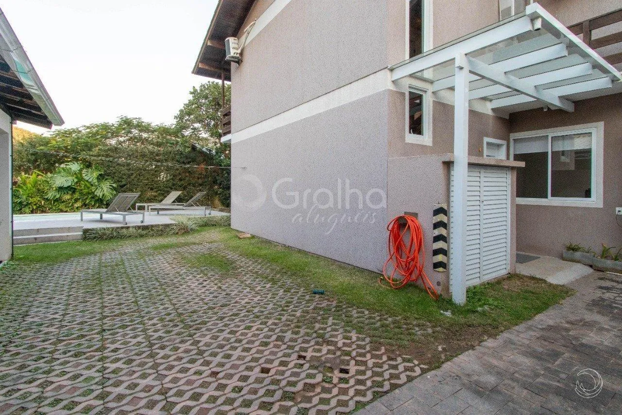 5-bedroom house with a fireplace in Florianópolis — photo 24