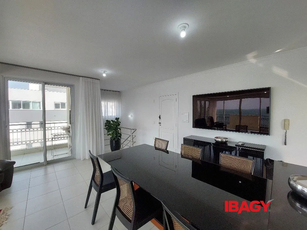 Furnished apartment with 3 en-suite bedrooms — photo 9