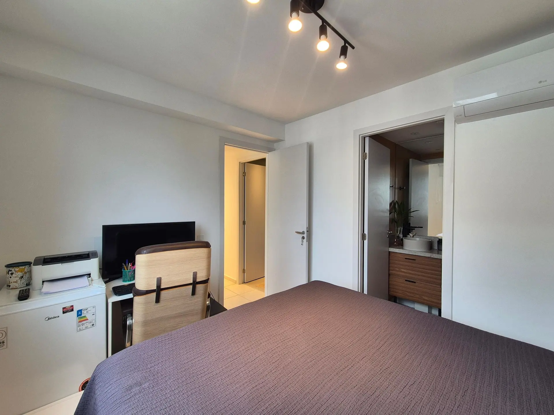 2-bedroom apartment with a home office — photo 15