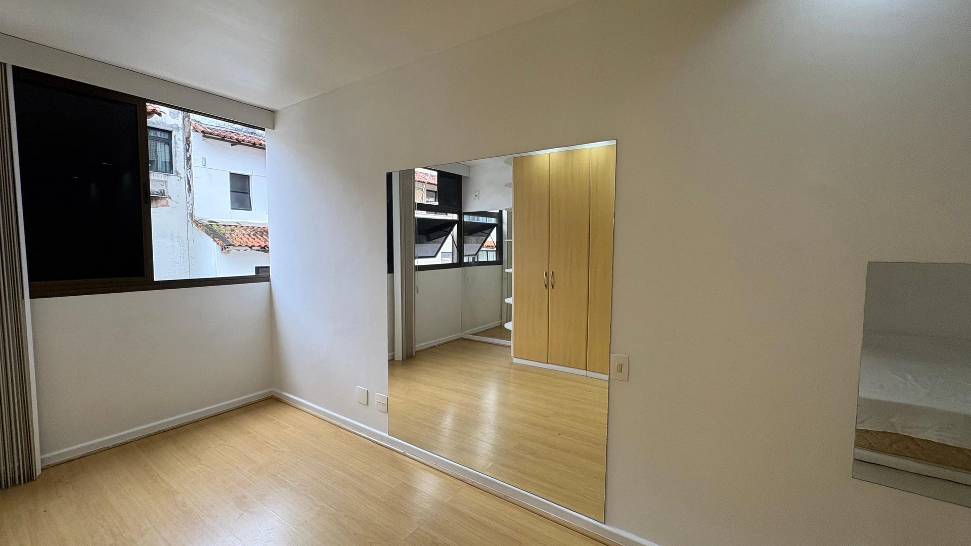 Glass-enclosed balcony in a 3-bedroom apartment, 120 m² — photo 35