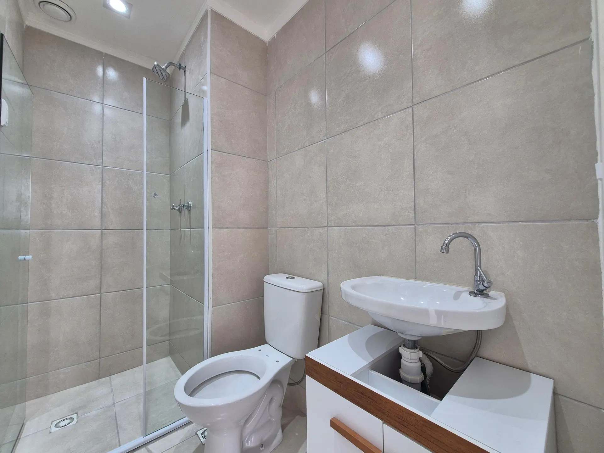 2-bedroom apartment in a building with a gym — photo 17