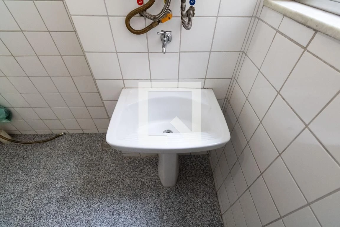 Apartamento com 2 quartos, 1 banheiro e varanda — photo 18