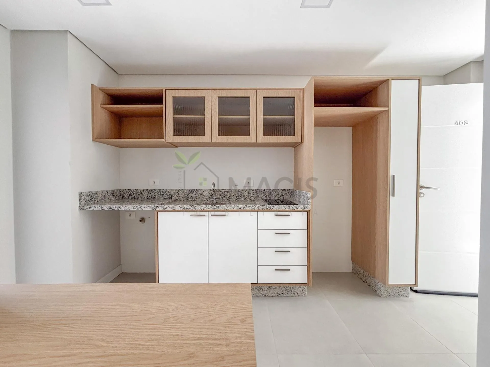 Balcony with a grill in a one-bedroom apartment, 30 m² — photo 4