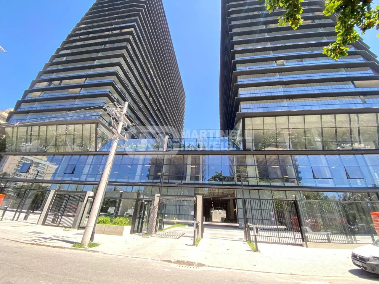 Glass-enclosed balcony in a 3-bedroom apartment, 119 m² — photo 27