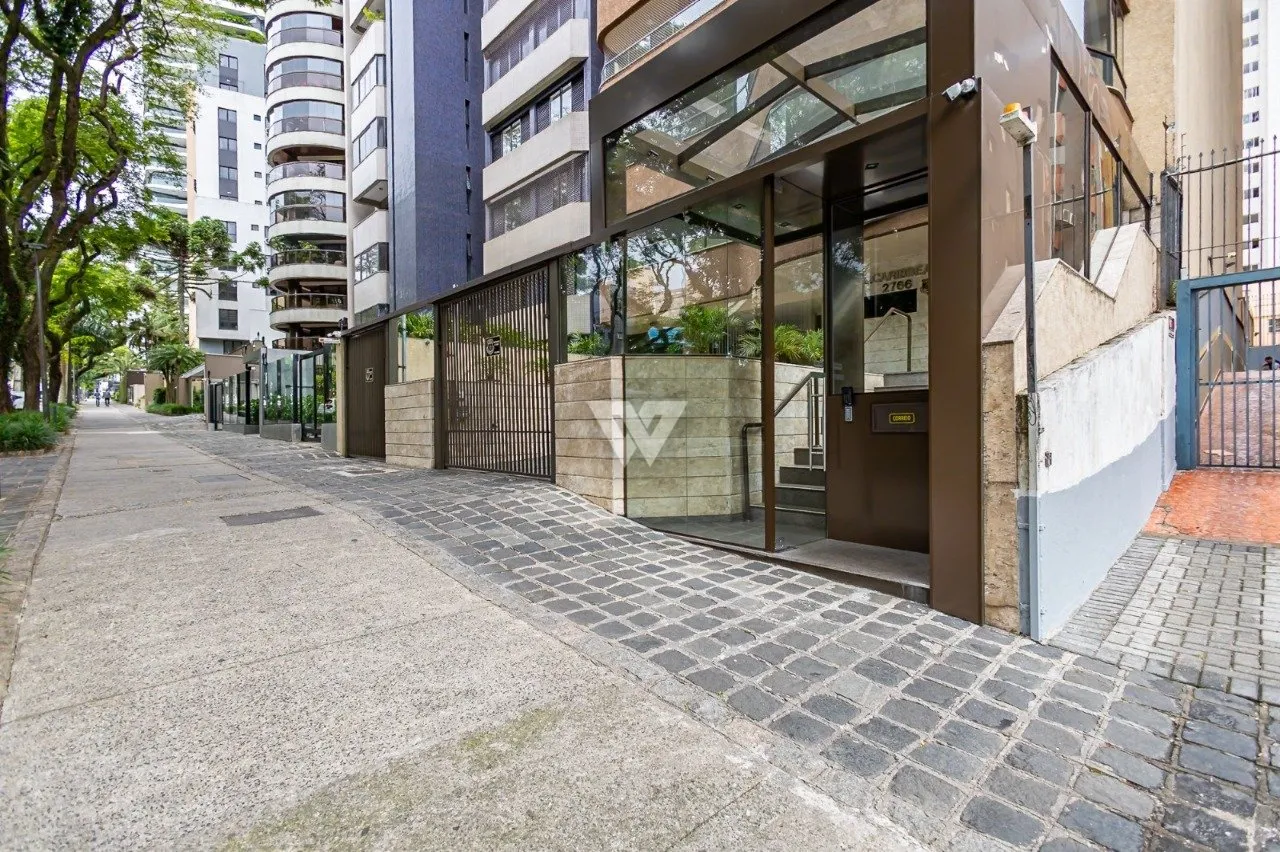 Apartment with wood floors, 4 bedrooms and glass balcony — photo 36