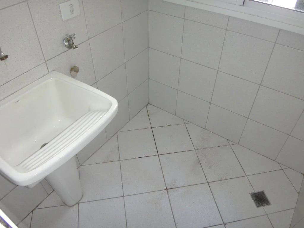 3-bedroom apartment with wood or laminate floors — photo 27
