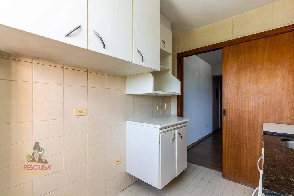 2-bedroom apartment with wood or laminate floors in Curitiba — photo 6