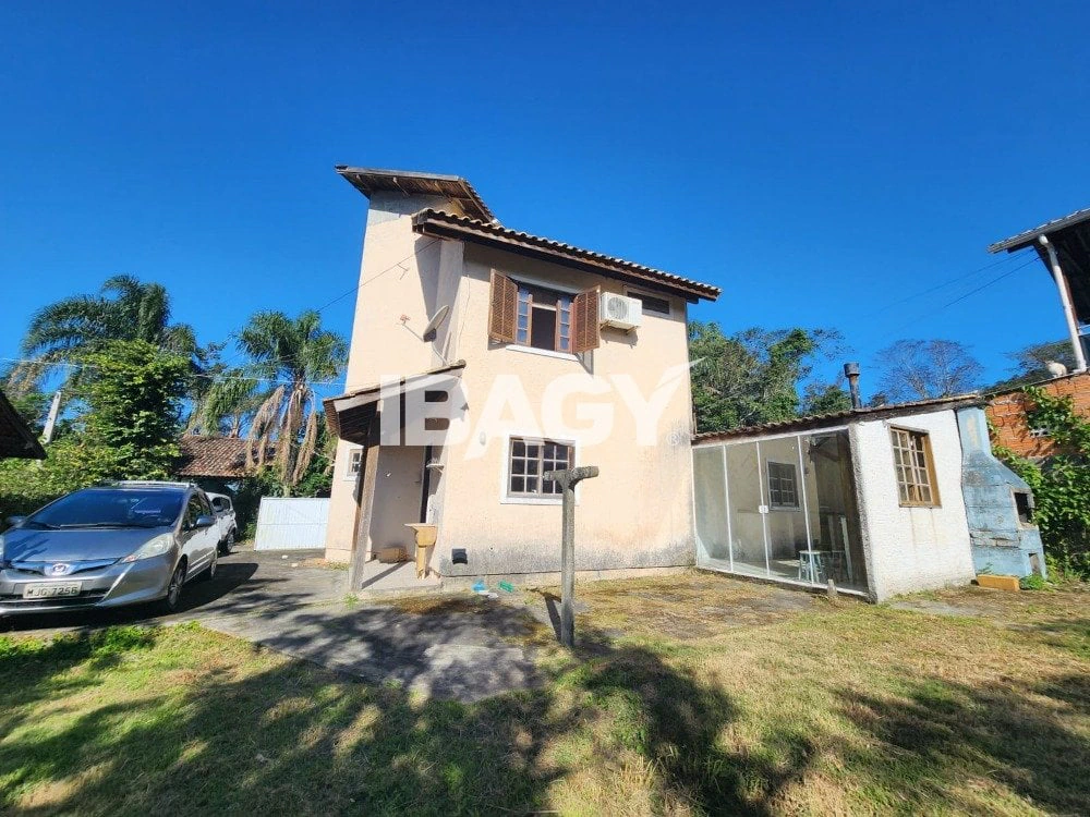 House with 3 bedrooms and a private BBQ area — photo 11