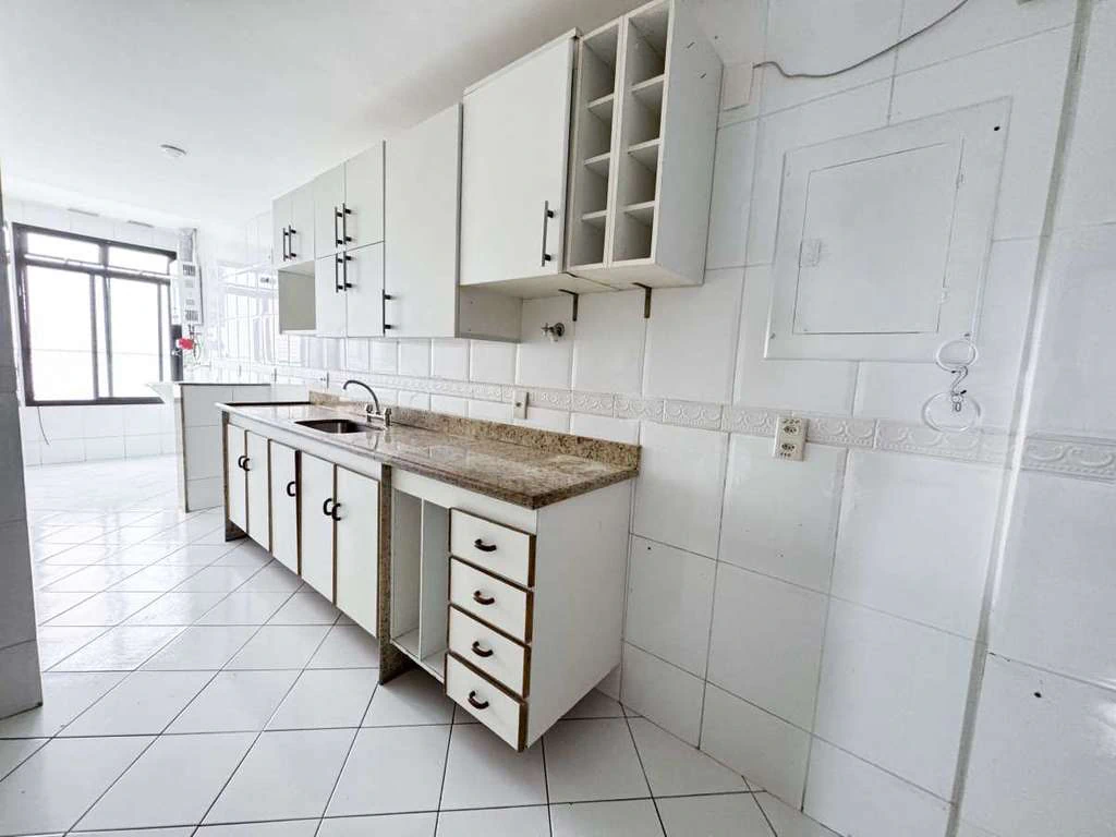 Top-floor apartment with 3 en-suites and 4 baths — photo 22
