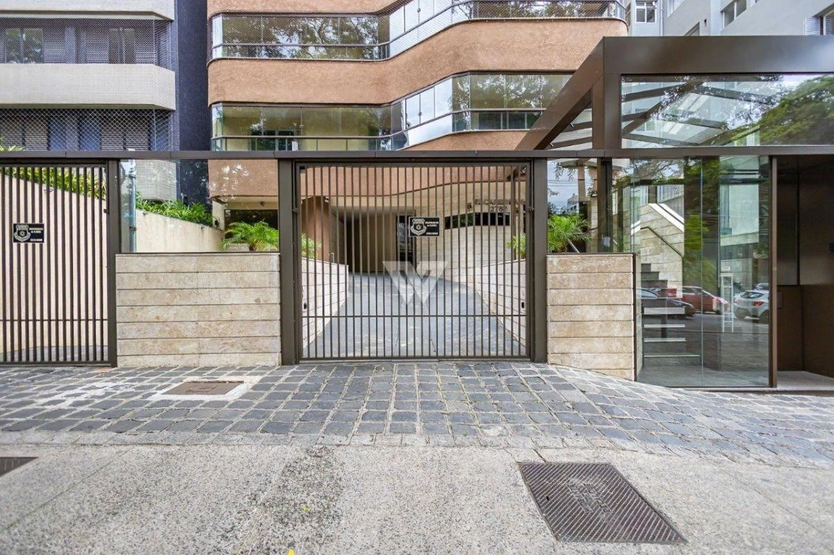 Apartment with wood floors, 4 bedrooms and glass balcony — photo 41