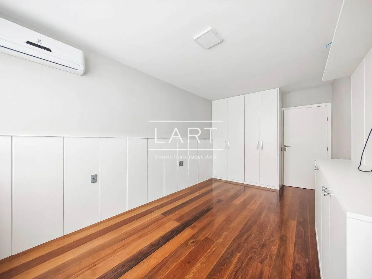 Furnished apartment, 465 m², with a water view — photo 6