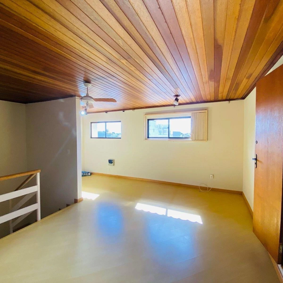 3-bedroom house with a glass-enclosed balcony in Curitiba — photo 28