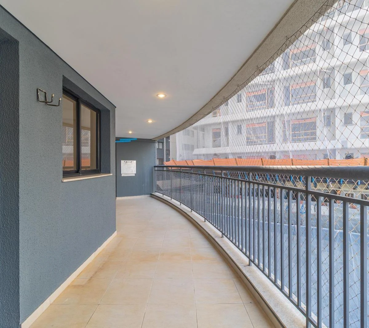 Квартира з 2 спальнями, скляним балконом і 110 м² — photo 11