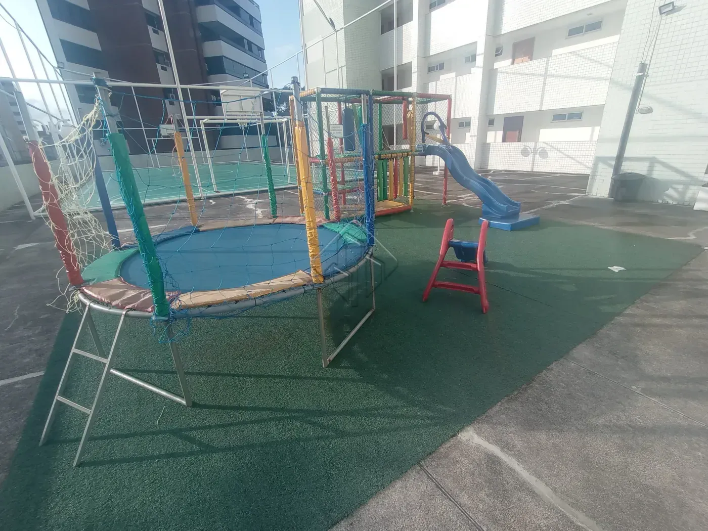 Balcony with a grill in a 2-bedroom apartment, 66 m² — photo 30