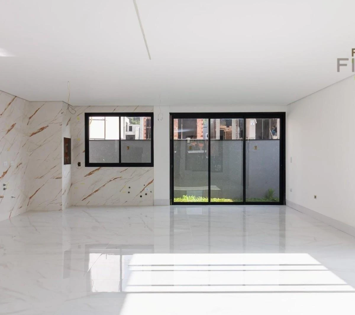 4-bedroom house with floor-to-ceiling windows in Curitiba