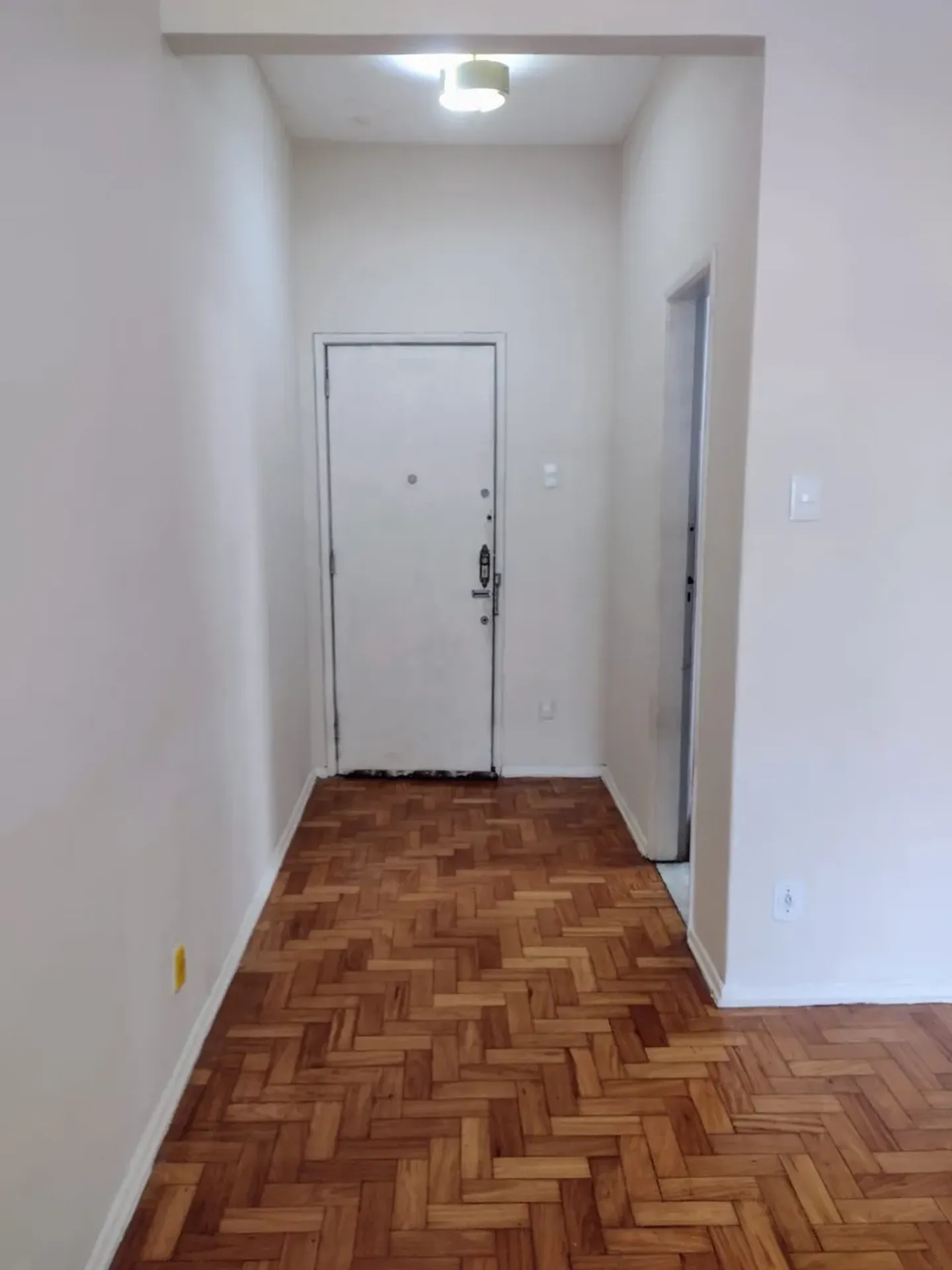 Apartment on the 4th floor with wood or laminate floors — photo 19