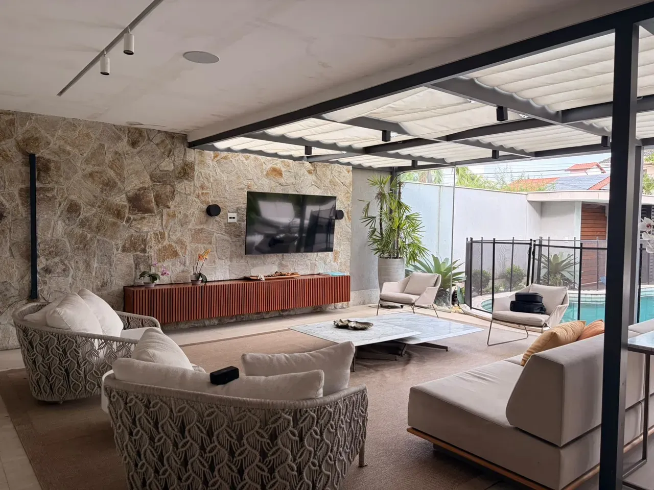 373 m² house with a home office and a grill on the balcony — photo 16