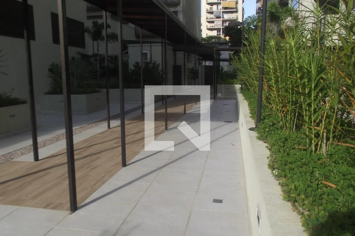 One-bedroom apartment in a building with a gym — photo 10