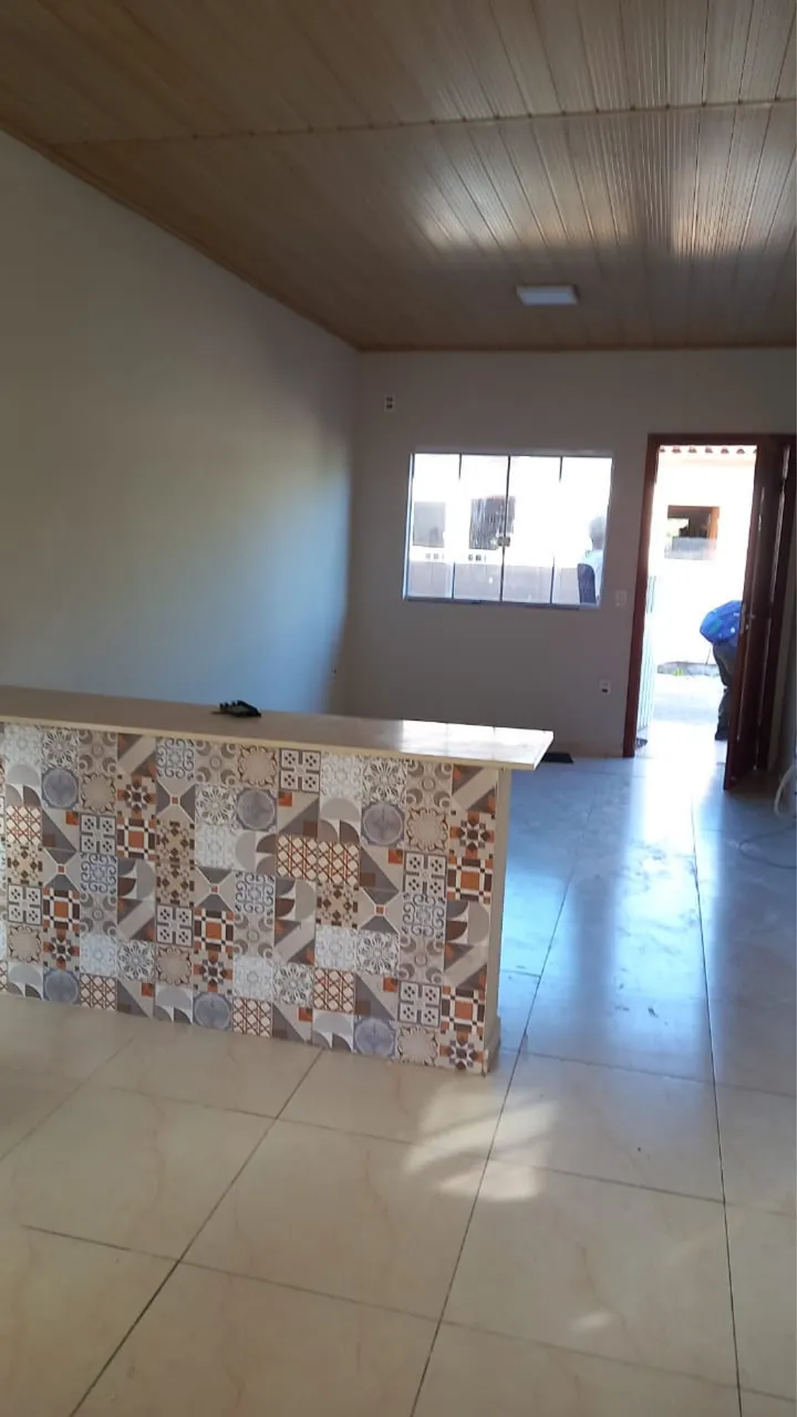 Casa com 2 quartos e cozinha integrada
