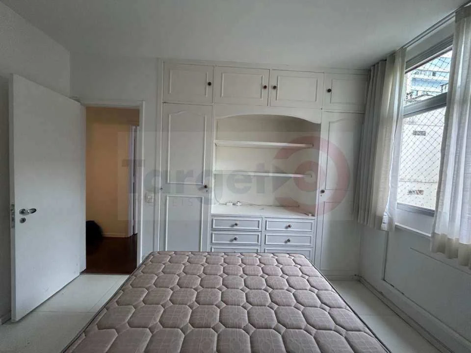 2-bedroom apartment with wood or laminate floors — photo 9