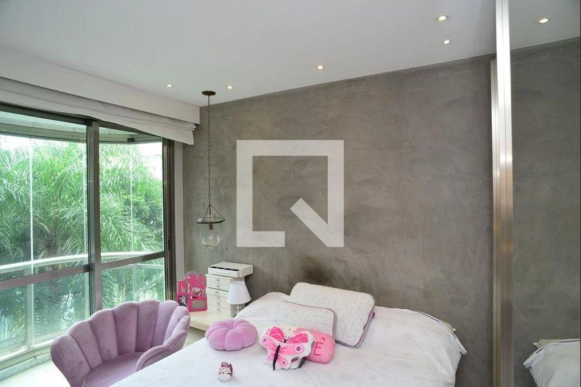 298 m² rental apartment with 4 en-suite bedrooms and balcony — photo 15