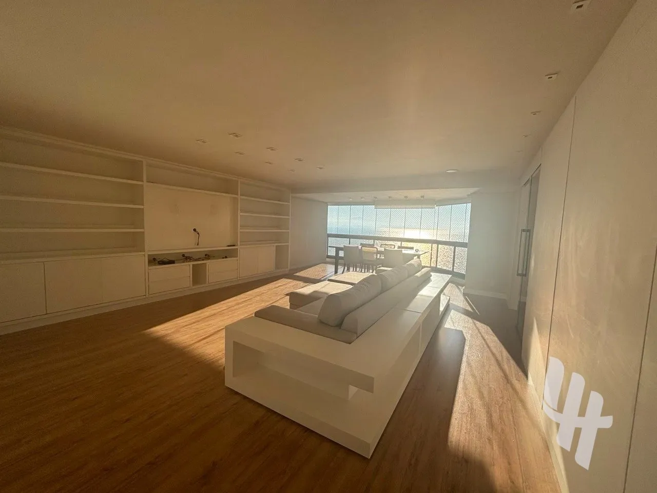 210 m² apartment with 3 en-suite bedrooms and 2 parking