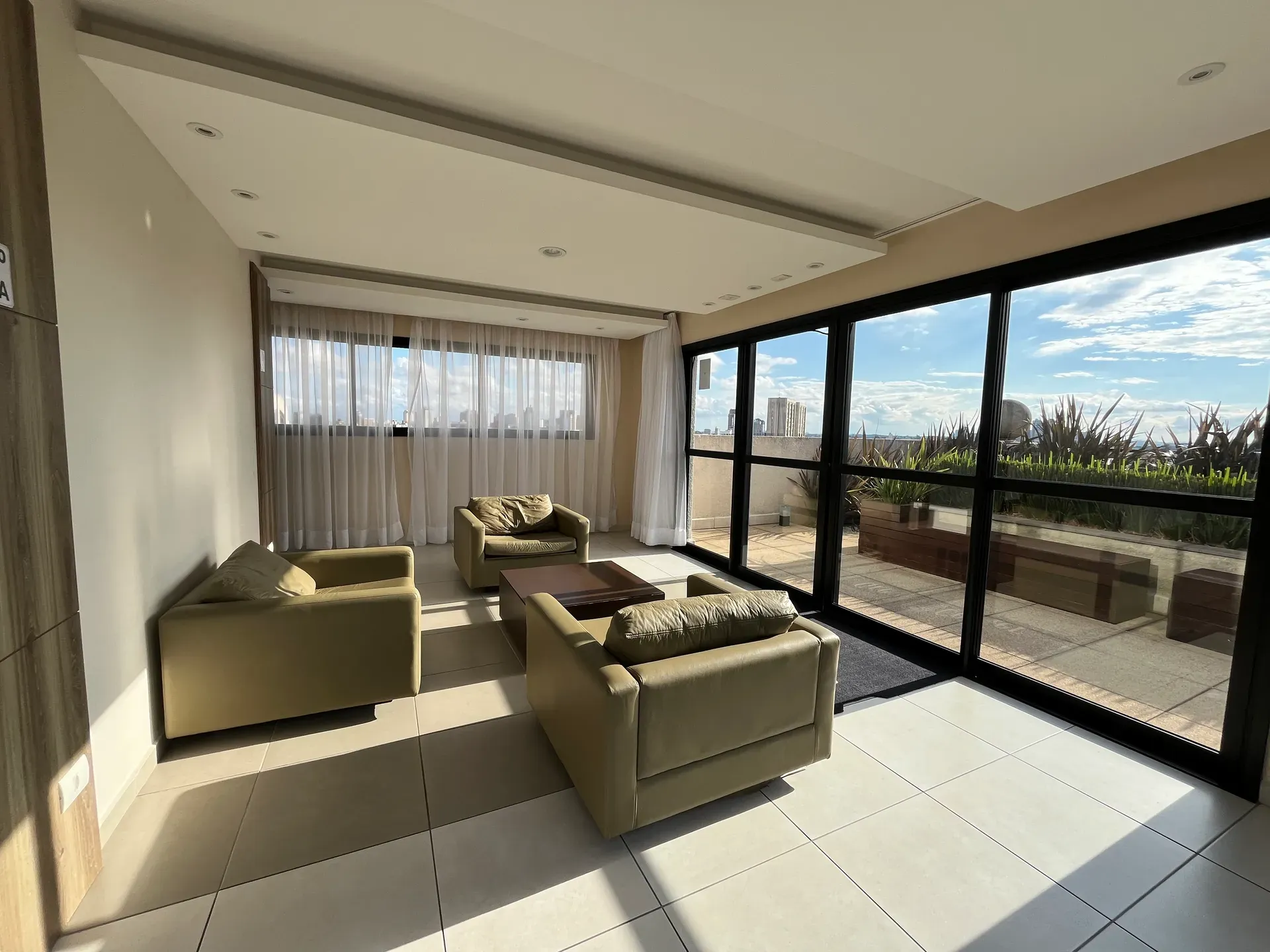 40 m² furnished apartment with parking and high floor — photo 24
