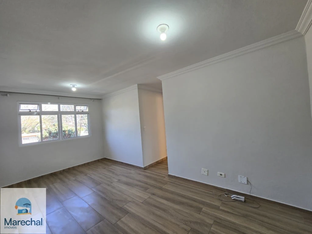 2-bedroom apartment with wood or laminate floors in Curitiba