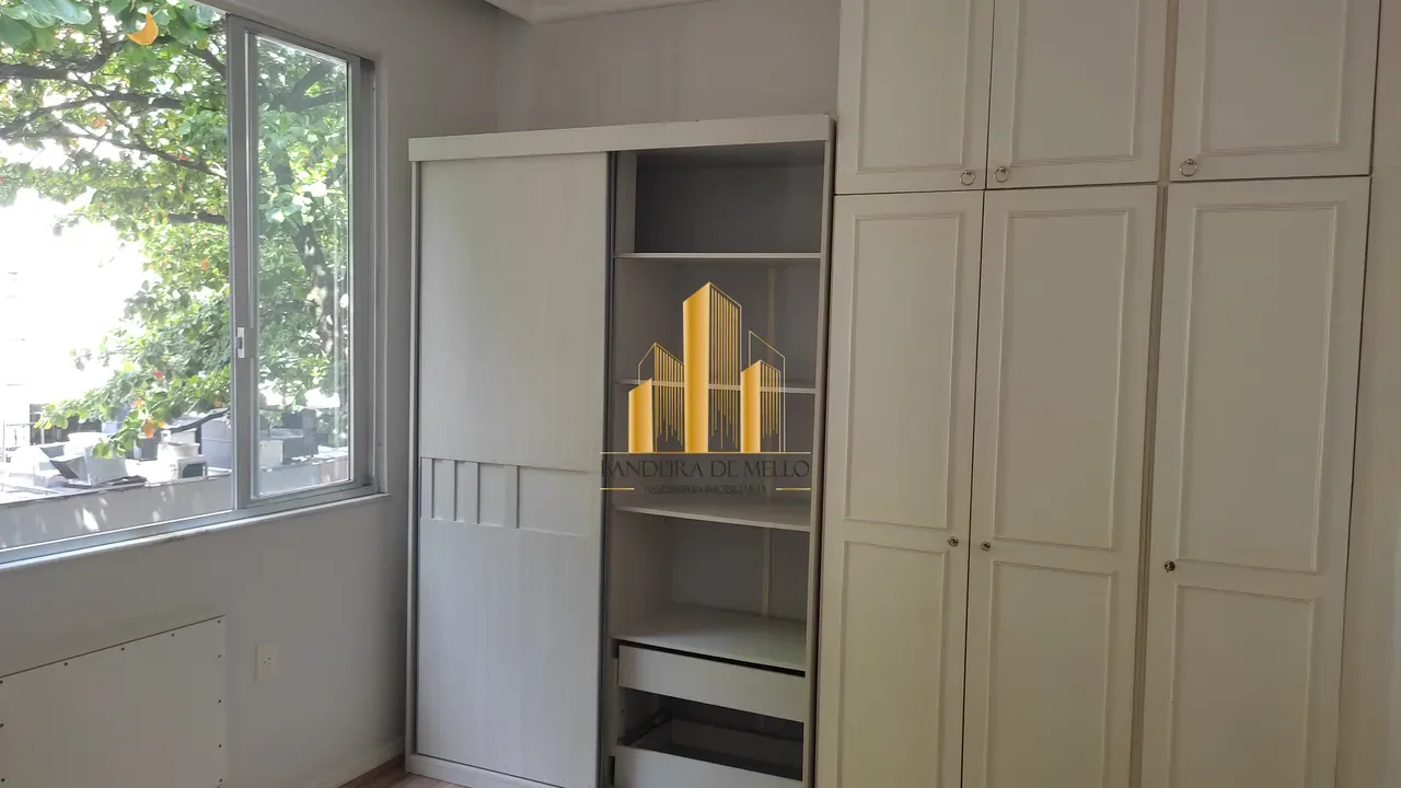Wood or laminate floors in a 2-bedroom apartment, 80 m² — photo 3