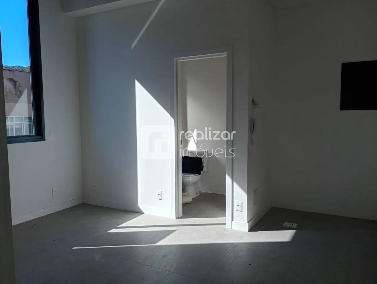 Furnished 1-bedroom apartment with open-plan kitchen — photo 33