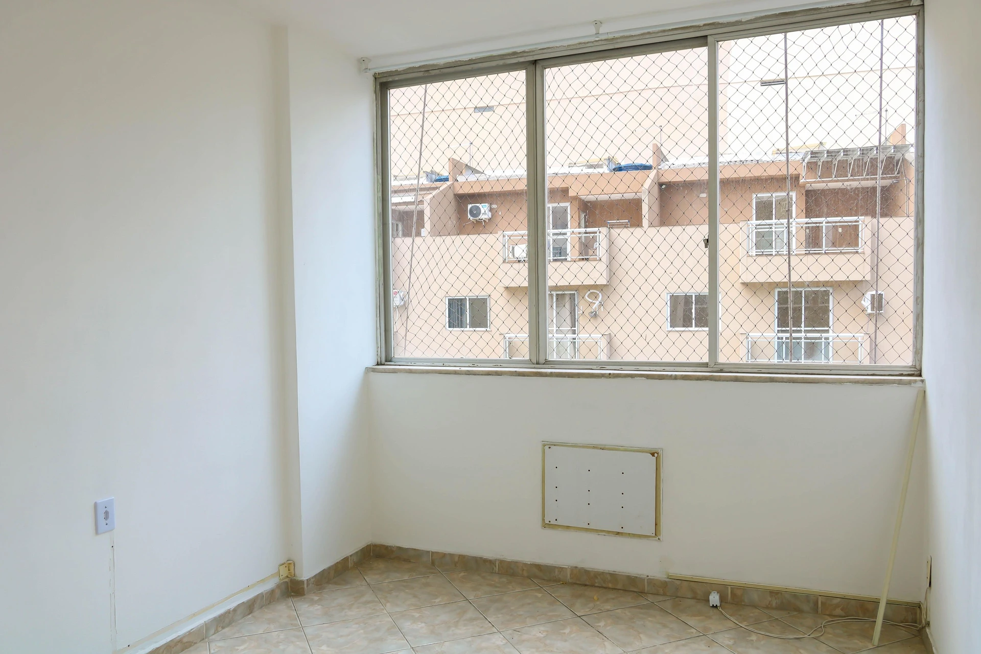 Apartment with 2 bedrooms and an enclosed glass balcony — photo 32