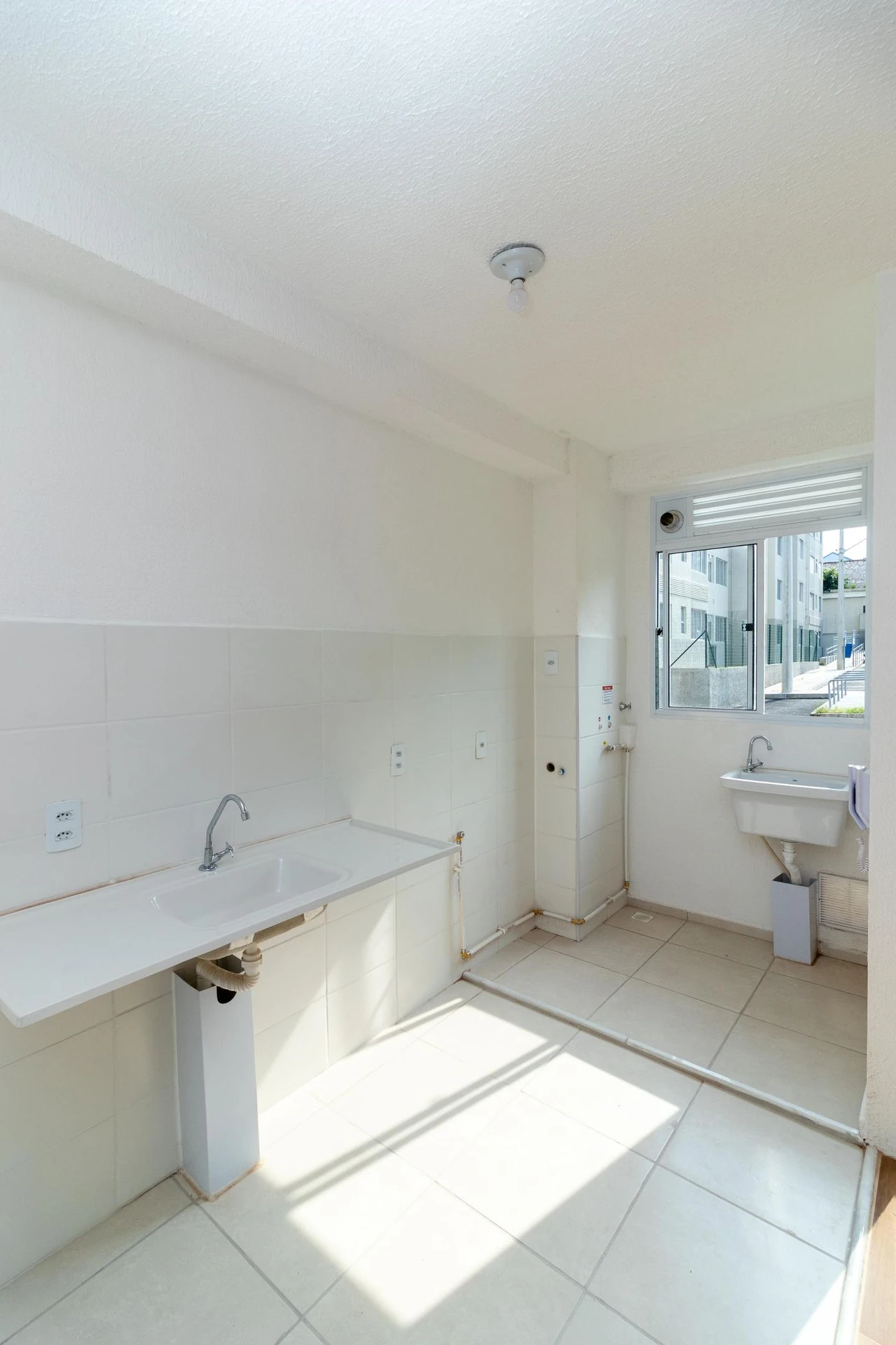 One-bedroom apartment in a building with a gym — photo 12