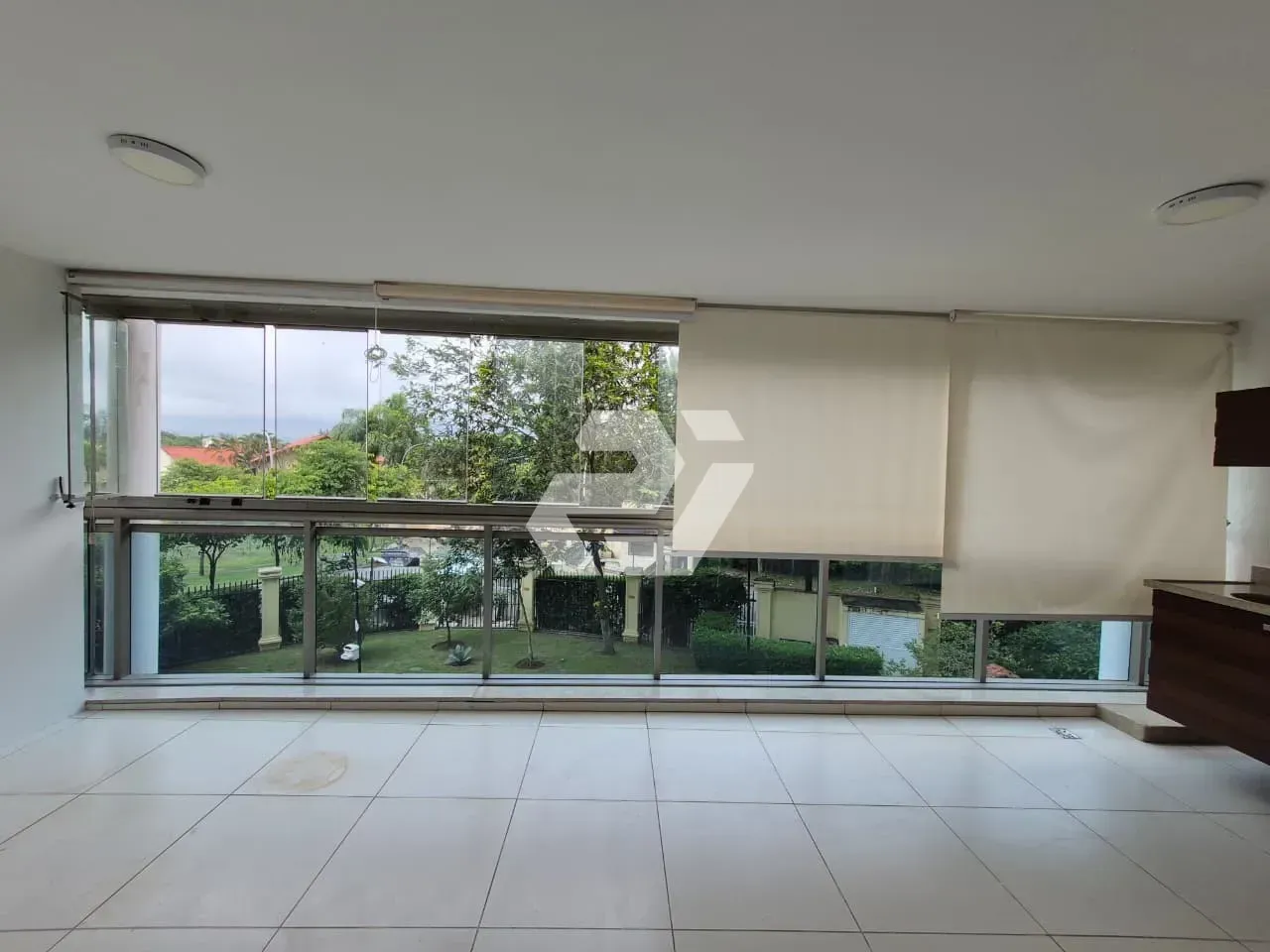 4-bedroom apartment with an enclosed glass balcony — photo 8