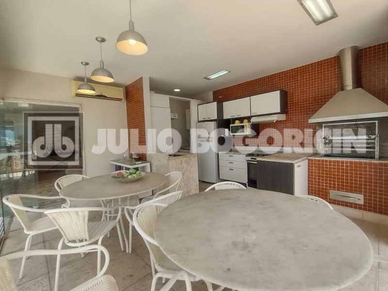 Furnished apartment with 3 bedrooms and a balcony — photo 23