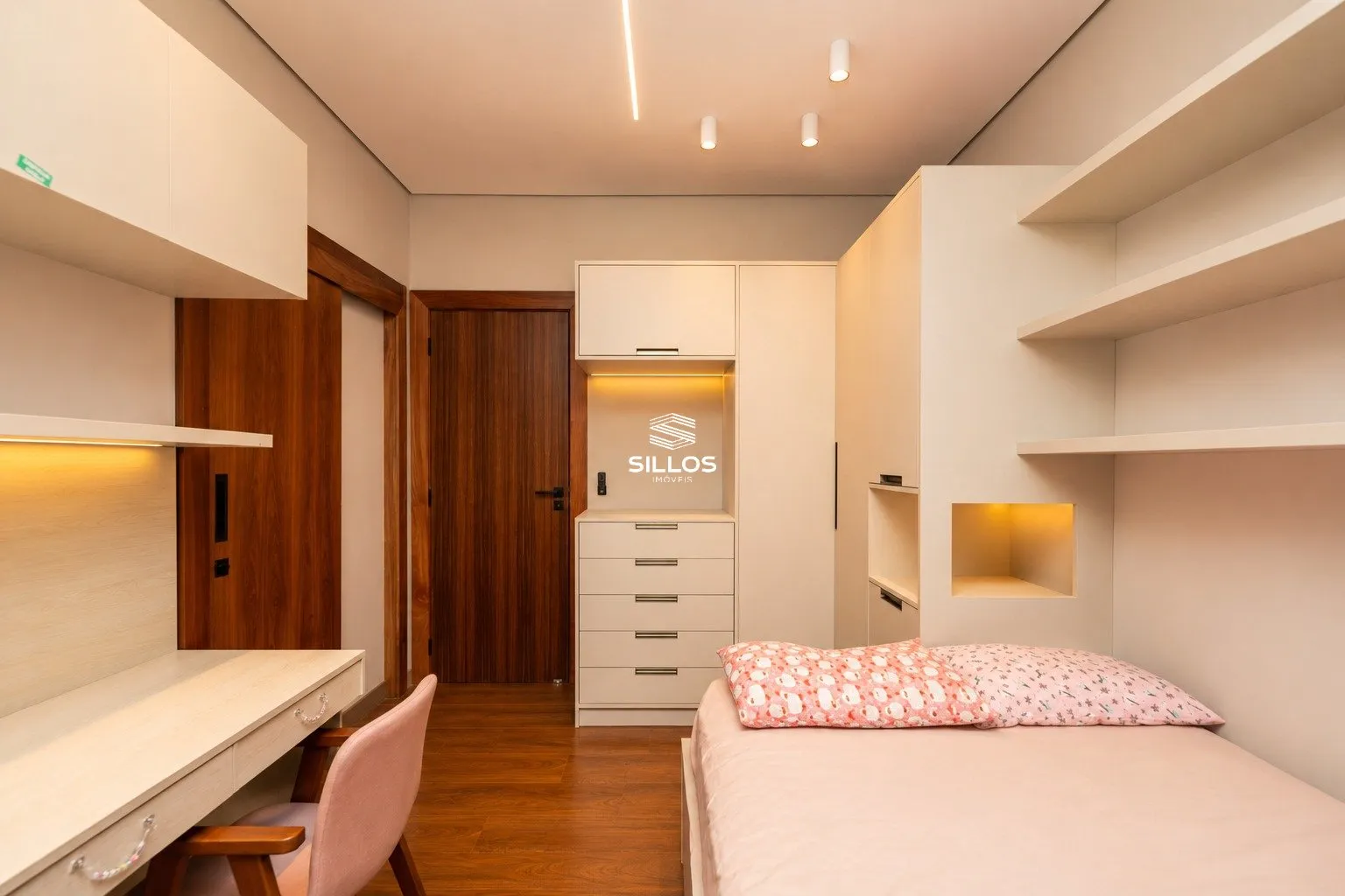 Condominium house with 5 bedrooms and 4 en-suites with balcony — photo 32