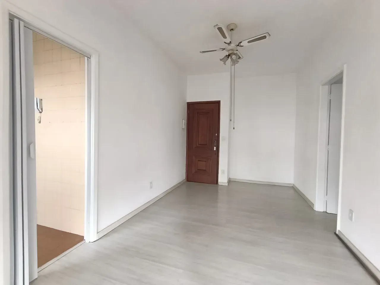 1-bedroom apartment with a glass-enclosed shower — photo 11