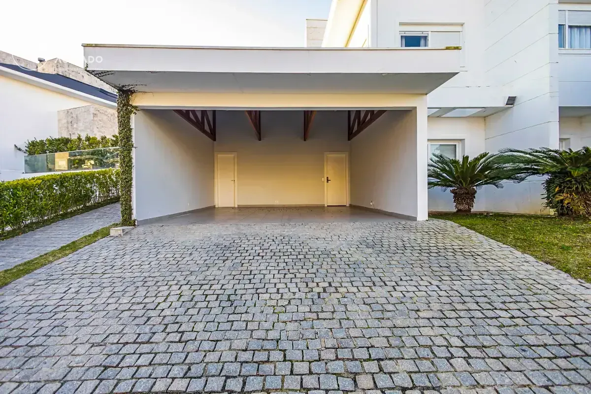 House with 629 m², 4 bedrooms and a balcony — photo 49