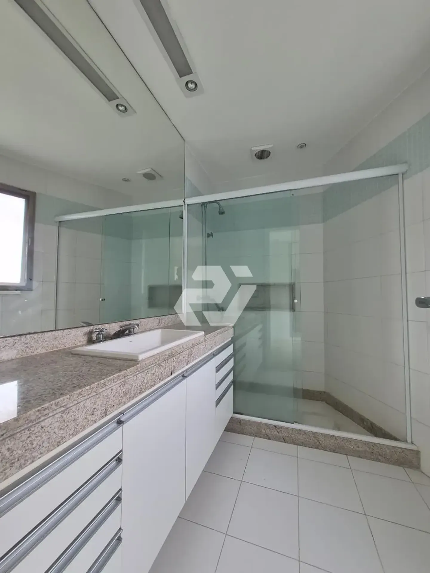 4-bedroom apartment with an enclosed glass balcony — photo 32