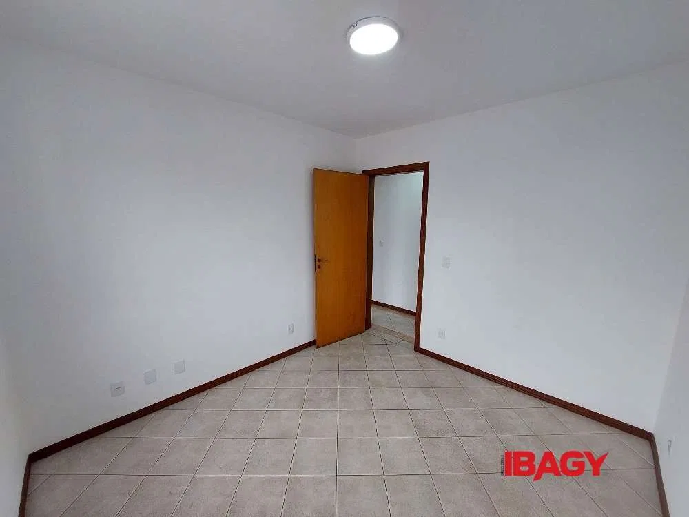 2-bedroom apartment with a closed-off kitchen — photo 10